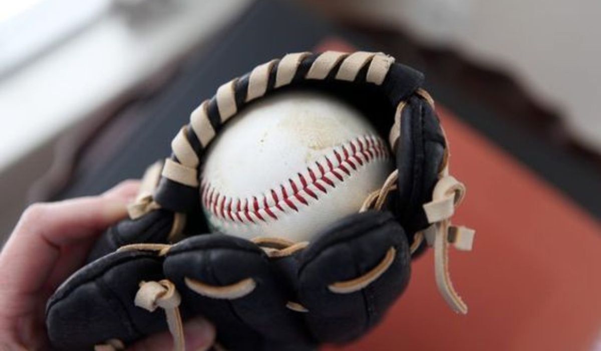 how-to-break-baseball-gloves-2